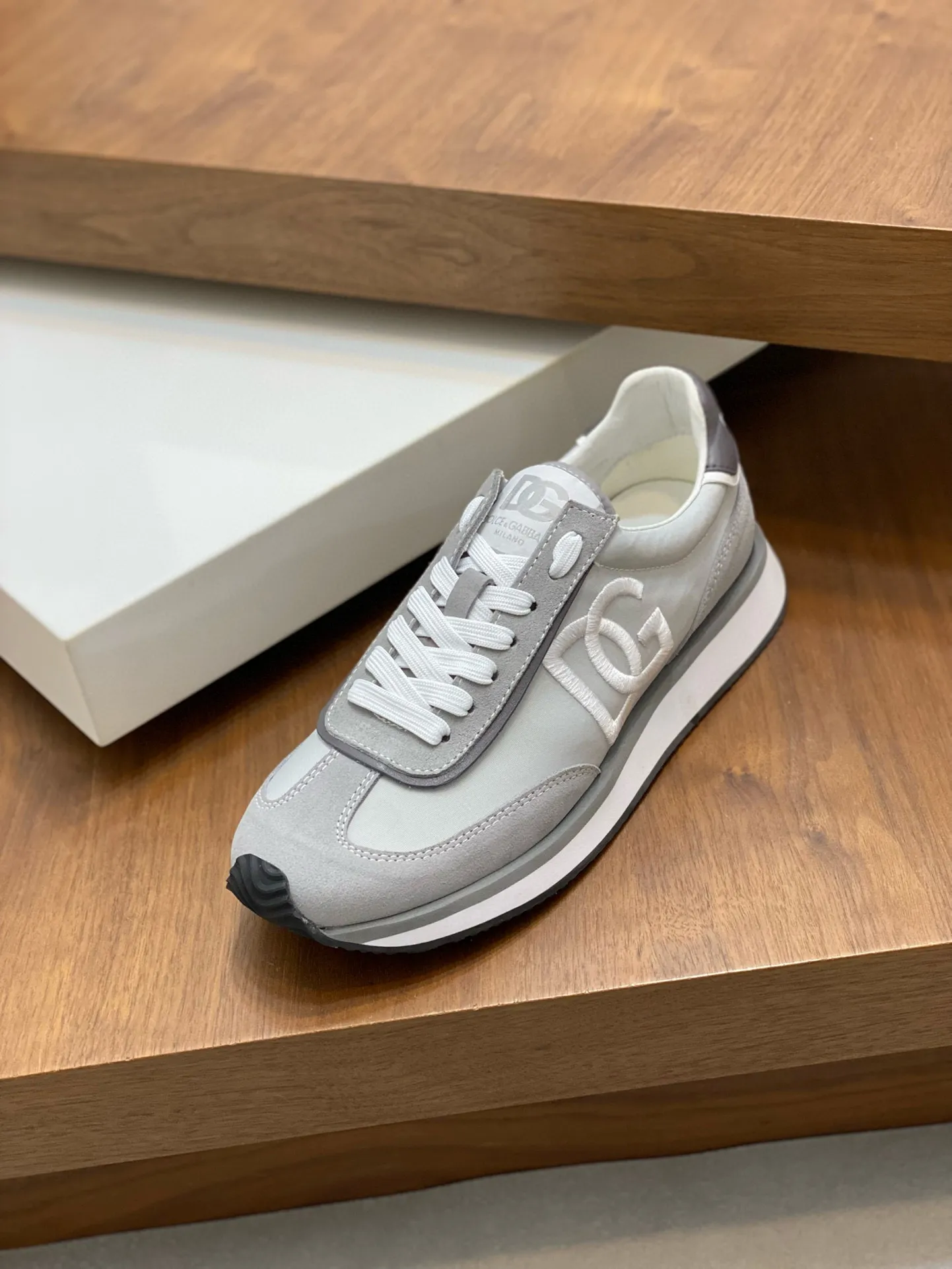 Factory price: 458💰••New products••Dolce&Gabbana••DG✔️High-end men's sports•casual shoes. Original goods from top counters. Original imported cowhide, multi-material splicing design ➕Imported cowhide lining, cowhide feet ➕Original TPR elastic outsole. Size: 39-44 (38, 45 customized)